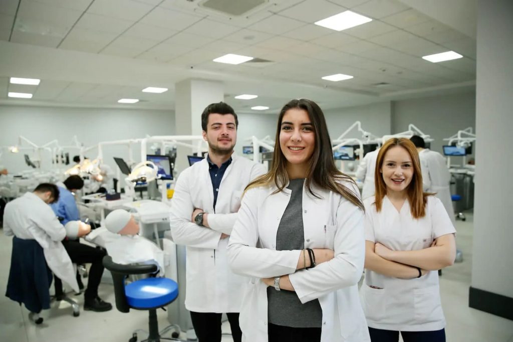 How to Choose the Right Medical School in 2026–2027: 25 Factors Every Student Should Compare
